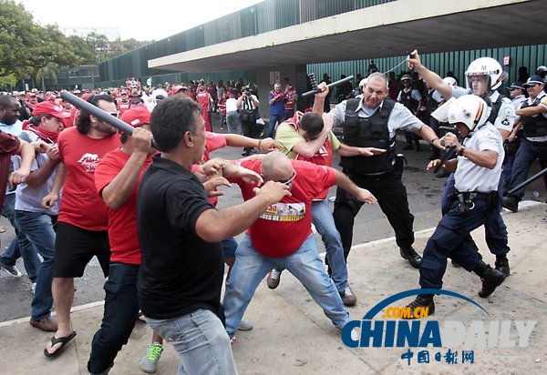 巴西示威者欲闖議會阻止法案投票 與警方發(fā)生沖突