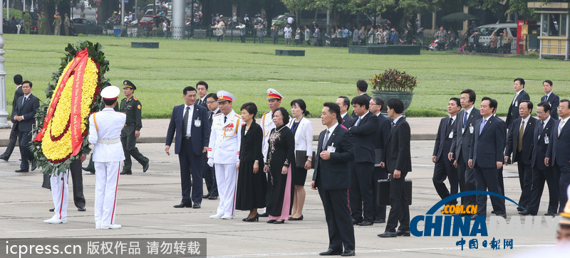 樸槿惠到訪越南 向越前主席胡志明墓地獻花（組圖）