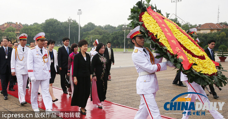 樸槿惠到訪越南 向越前主席胡志明墓地獻(xiàn)花（組圖）