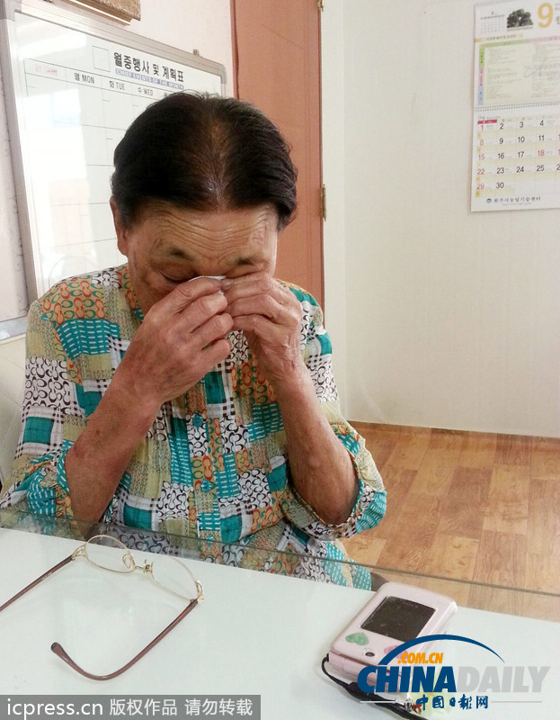 韓朝離散家屬團(tuán)聚因故延期 81歲老婦掩面而泣（組圖）