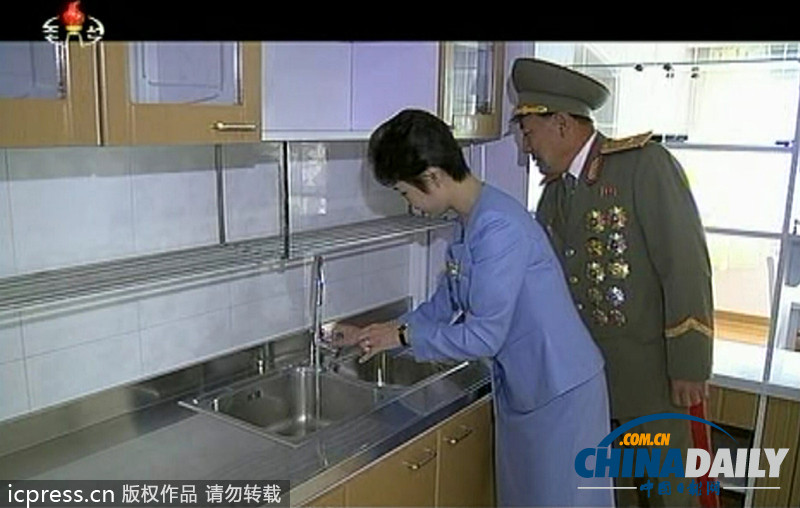 朝鮮勞動(dòng)黨成立68周年 金正恩攜夫人看演出興趣濃（圖）