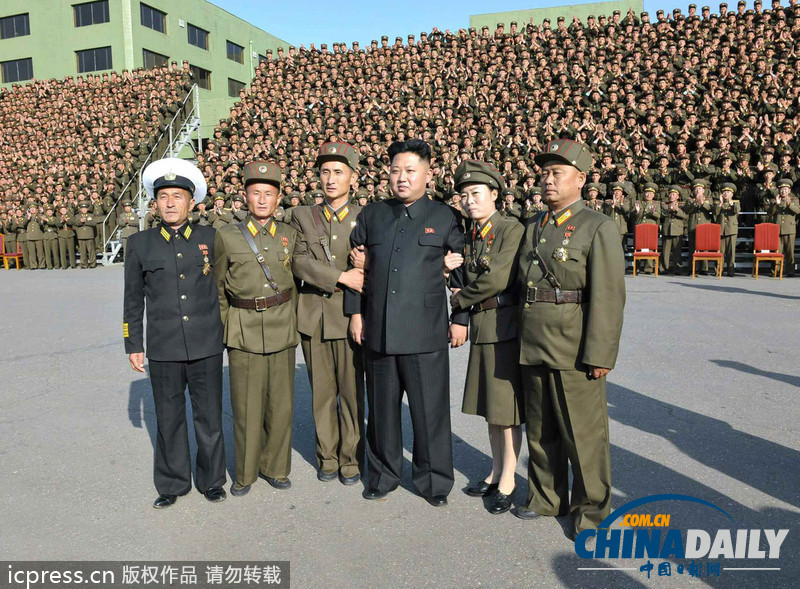 金正恩嘉獎(jiǎng)連長(zhǎng)政治指導(dǎo)員 與士兵親密合影（圖文）