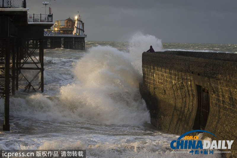 英國迎戰“颶風級”風暴 海陸空交通大受影響（高清組圖）