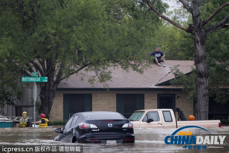 美得州暴雨引發(fā)洪水 居民躲在屋頂?shù)群蚓仍? style=