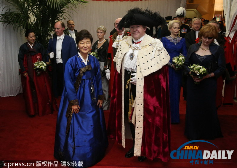 韓國總統樸槿惠訪問倫敦 身穿藍色韓服參加晚宴