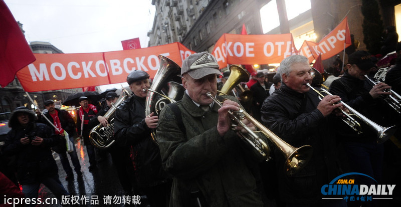俄共產黨支持者手持列寧畫像游行 紀念十月革命96周年