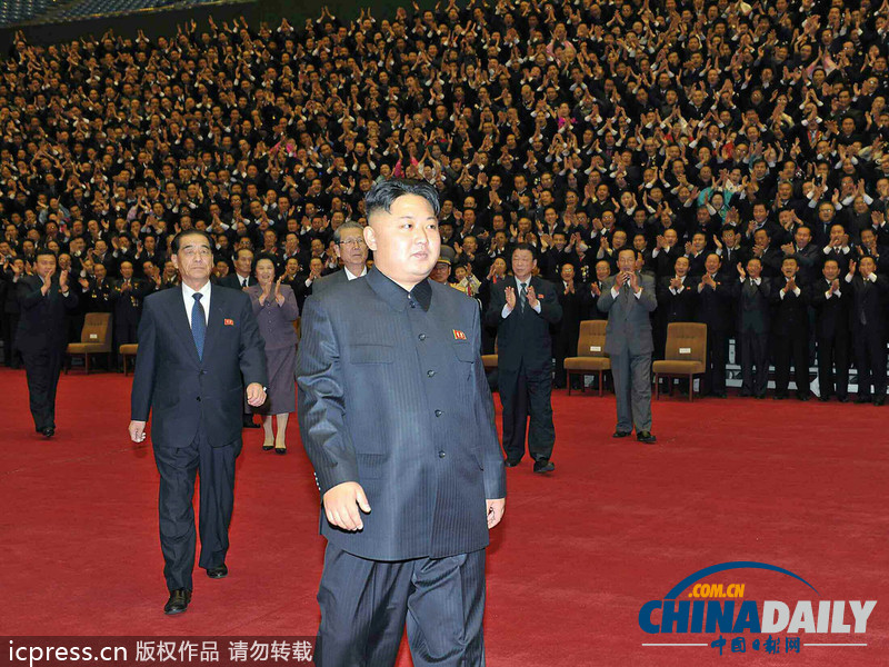 金正恩參加朝鮮科學技術大會 同與會者合影留念