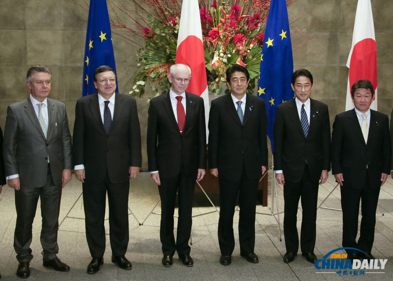 安倍于首相官邸會見歐盟首腦 發(fā)布會上喜笑顏看