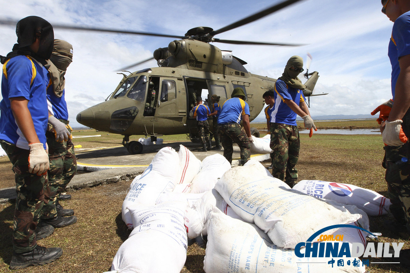 菲律賓空軍向臺風災區投擲糧食 災民奔跑搶奪