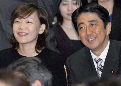 安倍社交網上貼出夫人照片 稱幸福秘訣是向老婆投降