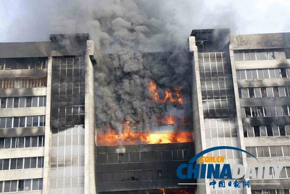 孟加拉工人放火燒制衣廠大樓 暫無傷亡報告