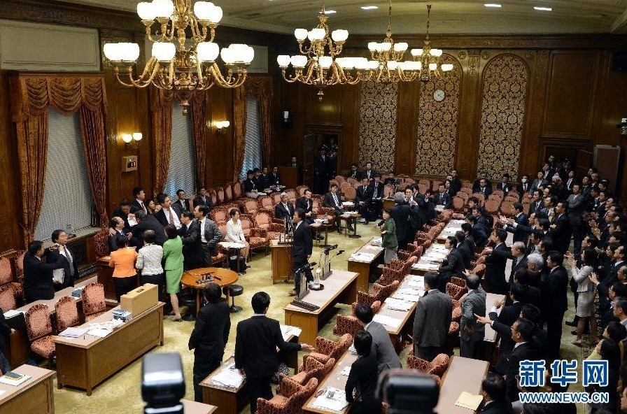 日本參院特委會(huì)強(qiáng)行通過《特定秘密保護(hù)法案》議員曾爬上桌子抗議