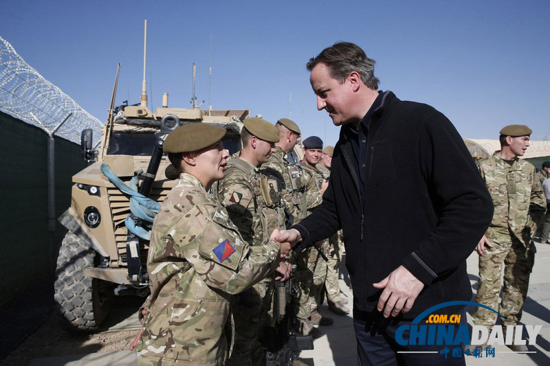 卡梅倫訪問駐阿富汗英軍 與大兵同吃同住