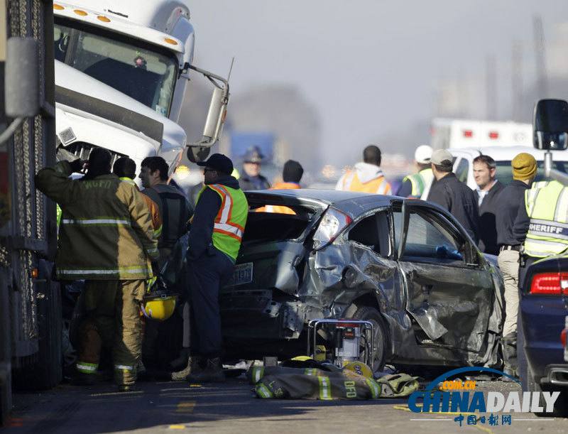 美國因大霧21輛車發生連環車禍 致1死6傷