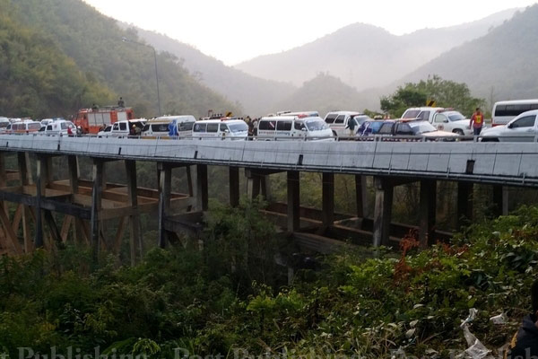 圖:泰國客車墜峽谷數十人死傷 司機疑疲勞駕駛