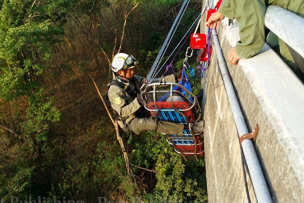 圖：泰國客車墜峽谷數十人死傷 司機疑疲勞駕駛