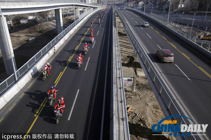 百名圣誕老人機車大游行 為兒童送禮物異常拉風