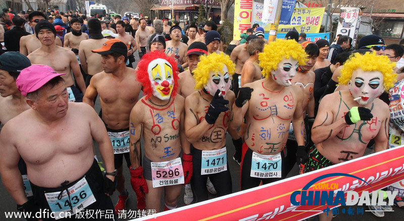 韓國舉行公益“半裸”馬拉松賽 號(hào)召民眾戒煙