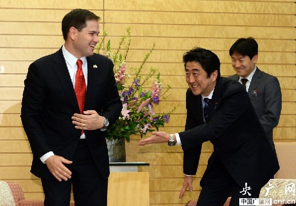 安倍“點(diǎn)頭哈腰”接待美參議員