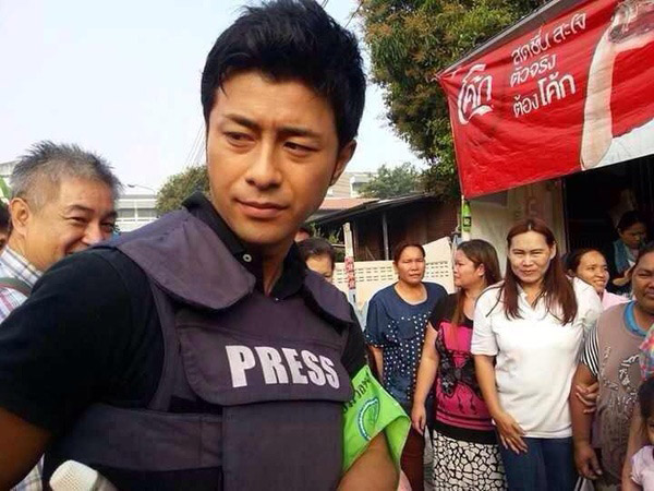 日本帥氣男記者采訪泰國(guó)大選“搶鏡” 民眾爭(zhēng)相合影