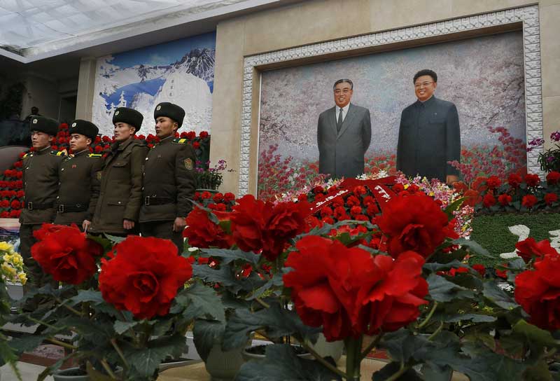朝鮮慶祝金正日誕辰 民眾拜謁金日成金正日雕像