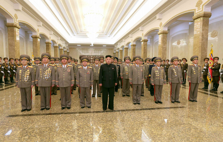 朝鮮慶祝金正日誕辰 民眾拜謁金日成金正日雕像