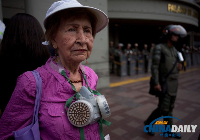 委內(nèi)瑞拉反對黨領導人自首 其支持者游行抗議