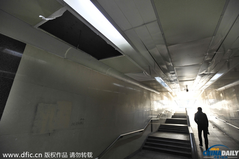 湖北：長港地下通道造價1200萬元 吊頂竟用紙糊膠粘
