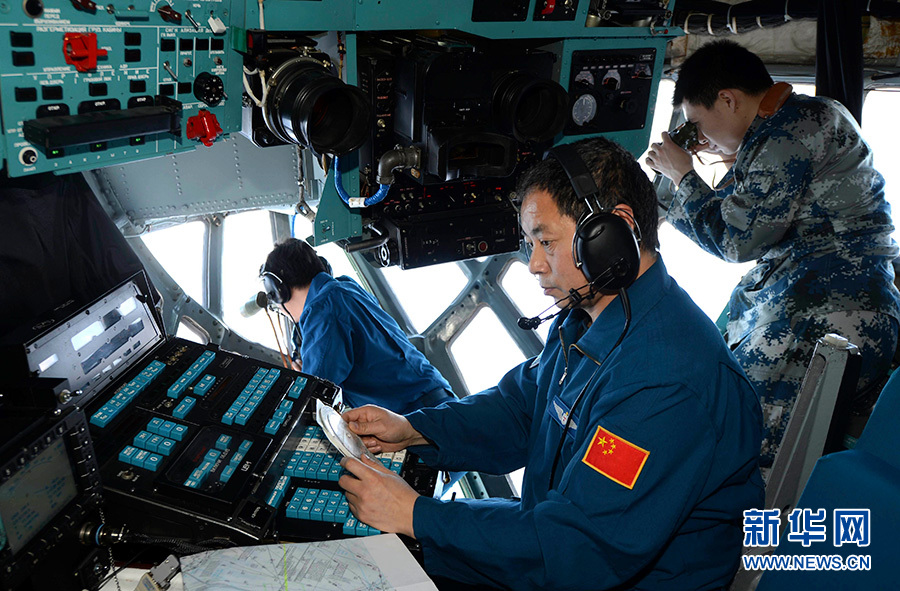 中國空軍繼續(xù)出動飛機在失聯(lián)海域搜尋黑匣子信號