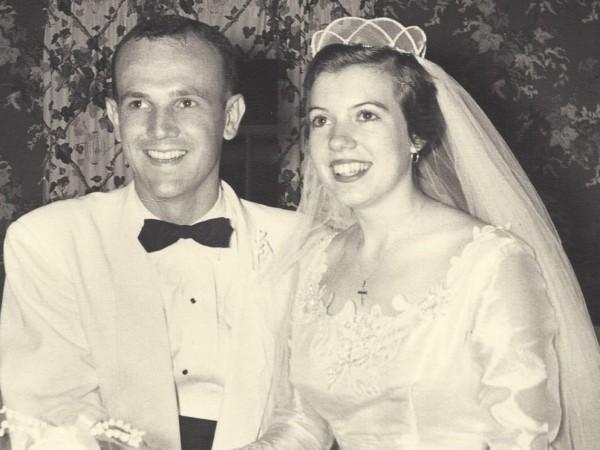 美夫婦奇葩紀念日傳統 1955年的婚禮蛋糕一吃60年
