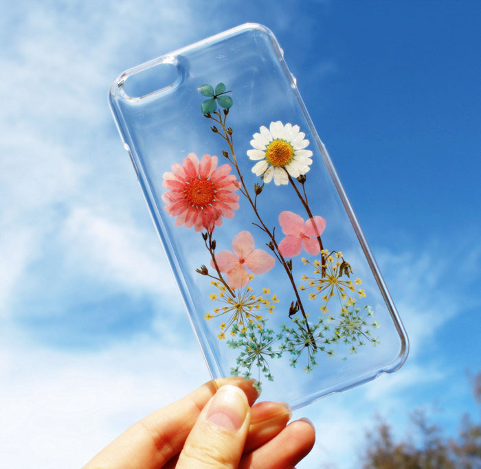 用鮮花做成的手機(jī)殼你見(jiàn)過(guò)嗎？（組圖）