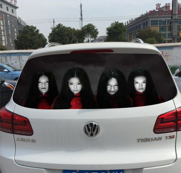 汽車后窗驚現(xiàn)“女鬼” 專治濫用遠光燈（組圖）
