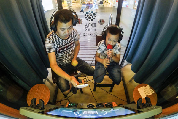聽說，最近流行“迷你KTV”？