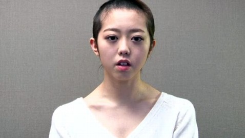 日本女子團(tuán)體成員因違規(guī)戀愛 剃頭謝罪