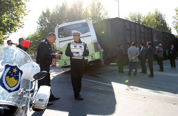 Bus-train crash injures 15 passengers