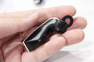 Jawbone藍牙耳機推出，可“旁若無人”通話