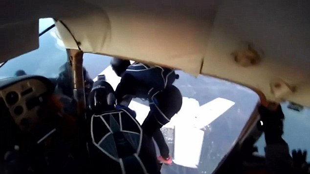 美兩飛機(jī)空中相撞 9人跳傘逃生