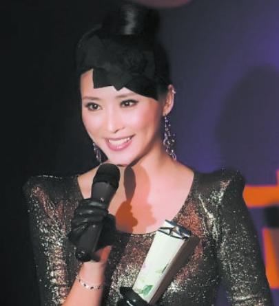 孔令輝攜神秘女赴千萬豪宅 網(wǎng)友指認(rèn)其身份