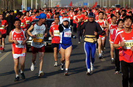 2011鄭開國際馬拉松賽鳴槍開跑 冠軍獲獎2萬美元