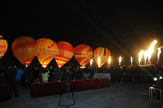 2013中國(guó)熱氣球公開(kāi)賽落幕 音樂(lè)實(shí)景秀炫動(dòng)常州夜空