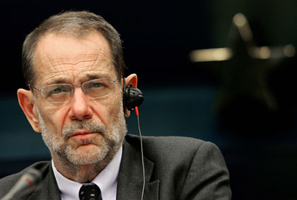 European foreign policy chief Javier Solana addresses a news conference at the end of an European Union foreign ministers meeting in Brussels May 15, 2006. The European Union pledged on Monday to make Iran a generous offer of technology, economic and other incentives but stressed Tehran must comply first with international demands to halt sensitive nuclear activities.