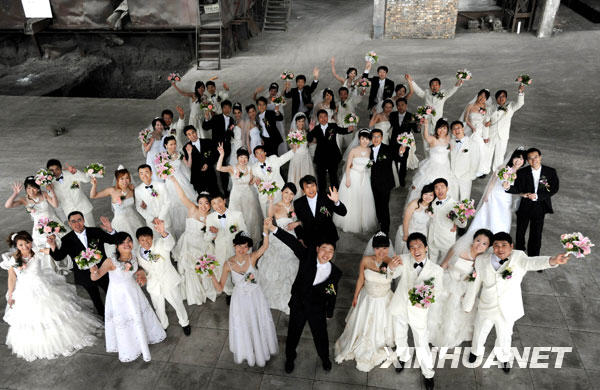 26對(duì)青年技工鑄造博物館里娶媳婦[組圖]