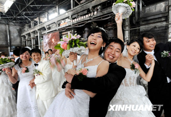 26對(duì)青年技工鑄造博物館里娶媳婦[組圖]