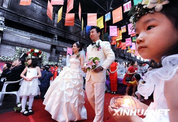 26對(duì)青年技工鑄造博物館里娶媳婦[組圖]