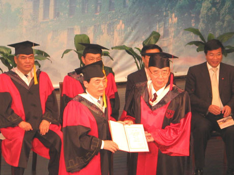 南京大學授予吳伯雄名譽博士學位[組圖]