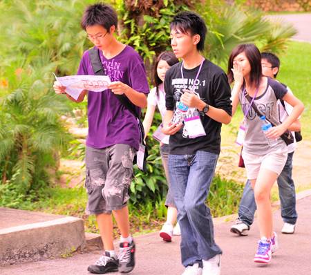澳門中學生在版納植物園開展定向運動