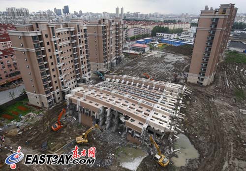 上海樓房倒塌事故續(xù)：未倒樓房加固方案出臺(tái)