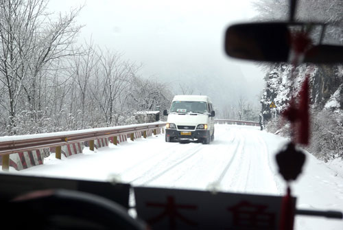 湖北神農(nóng)架普降大雪(組圖)